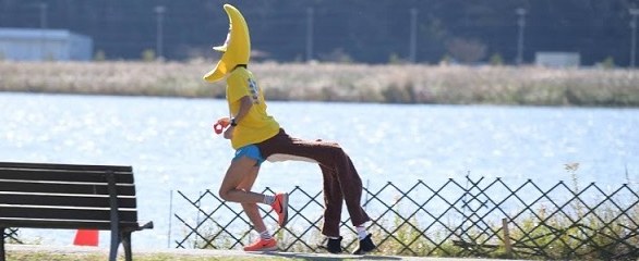 浜辺を走るバナナコスプレのバナナぴろし本人