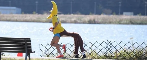 浜辺を走るバナナコスプレのバナナぴろし本人