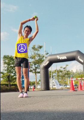 ゴールでバンザイポーズのバナナぴろし