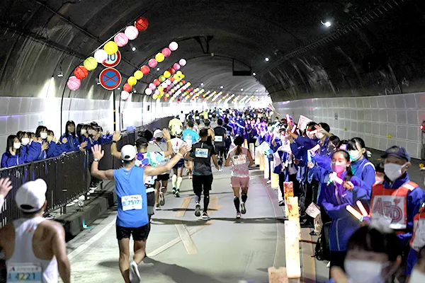 水戸黄門漫遊マラソンのラストトンネル—地元学生チアリーダーが応援するゾーン