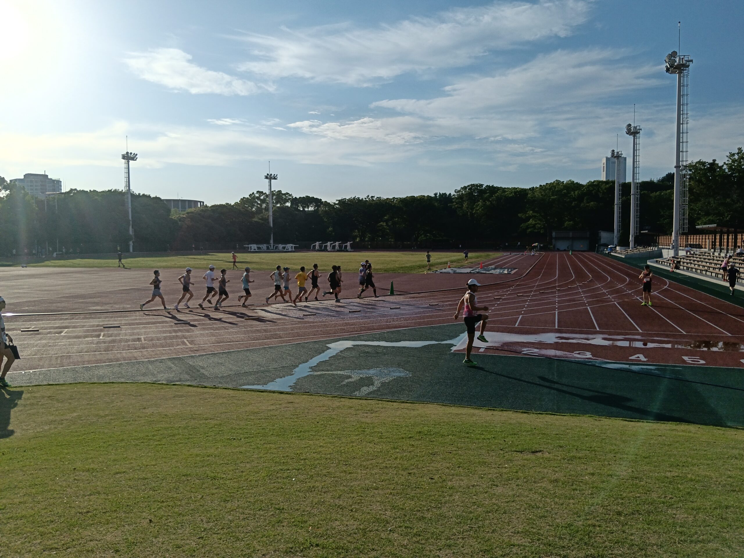 28℃の夕方トラックを集団で走る5000mレースの様子 - サブエガ返り咲きへのトラックチャレンジ