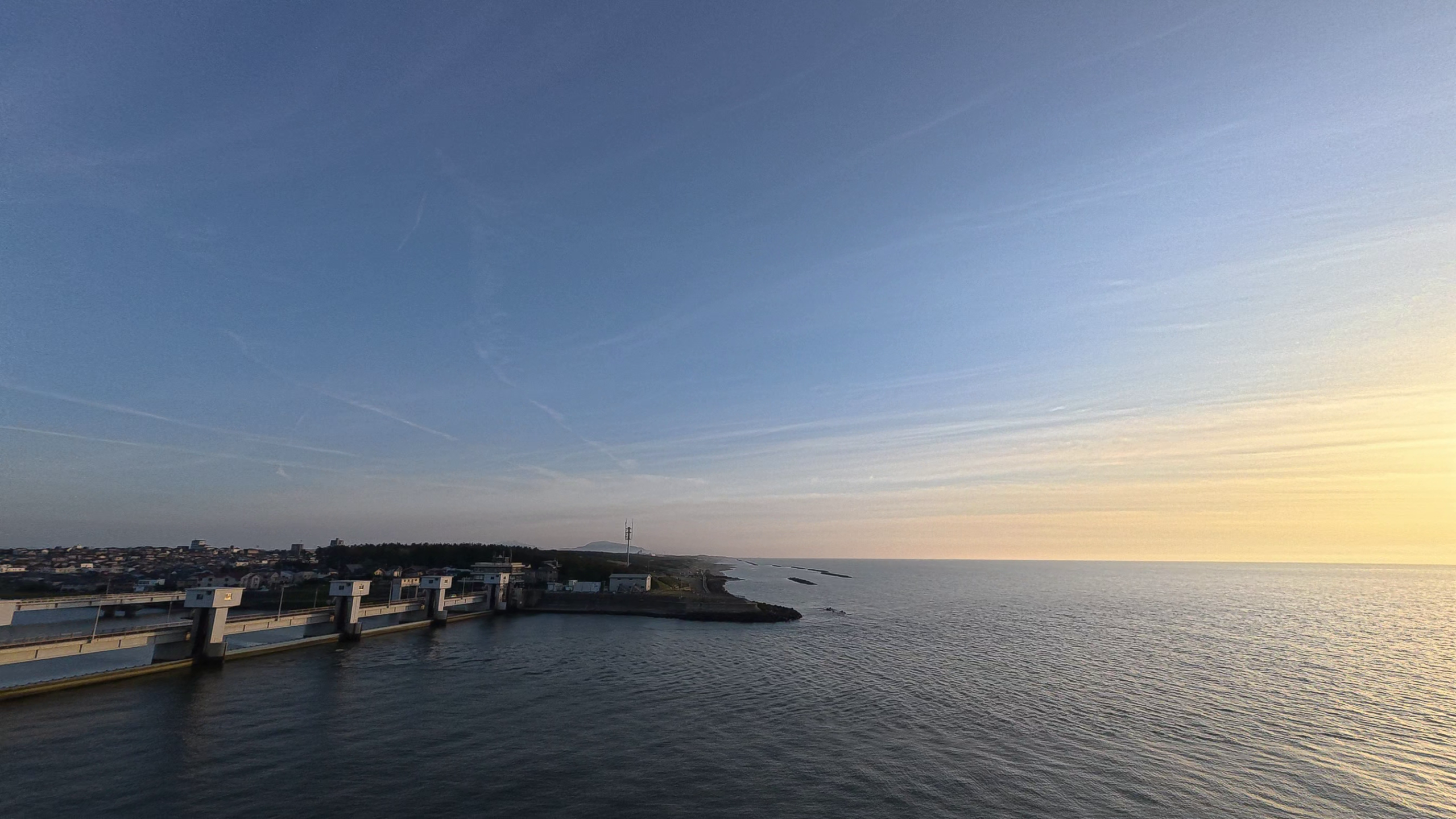 新潟海岸線の防波堤と夕暮れの日本海パノラマ - 旅ラン14km後半セクションの絶景
