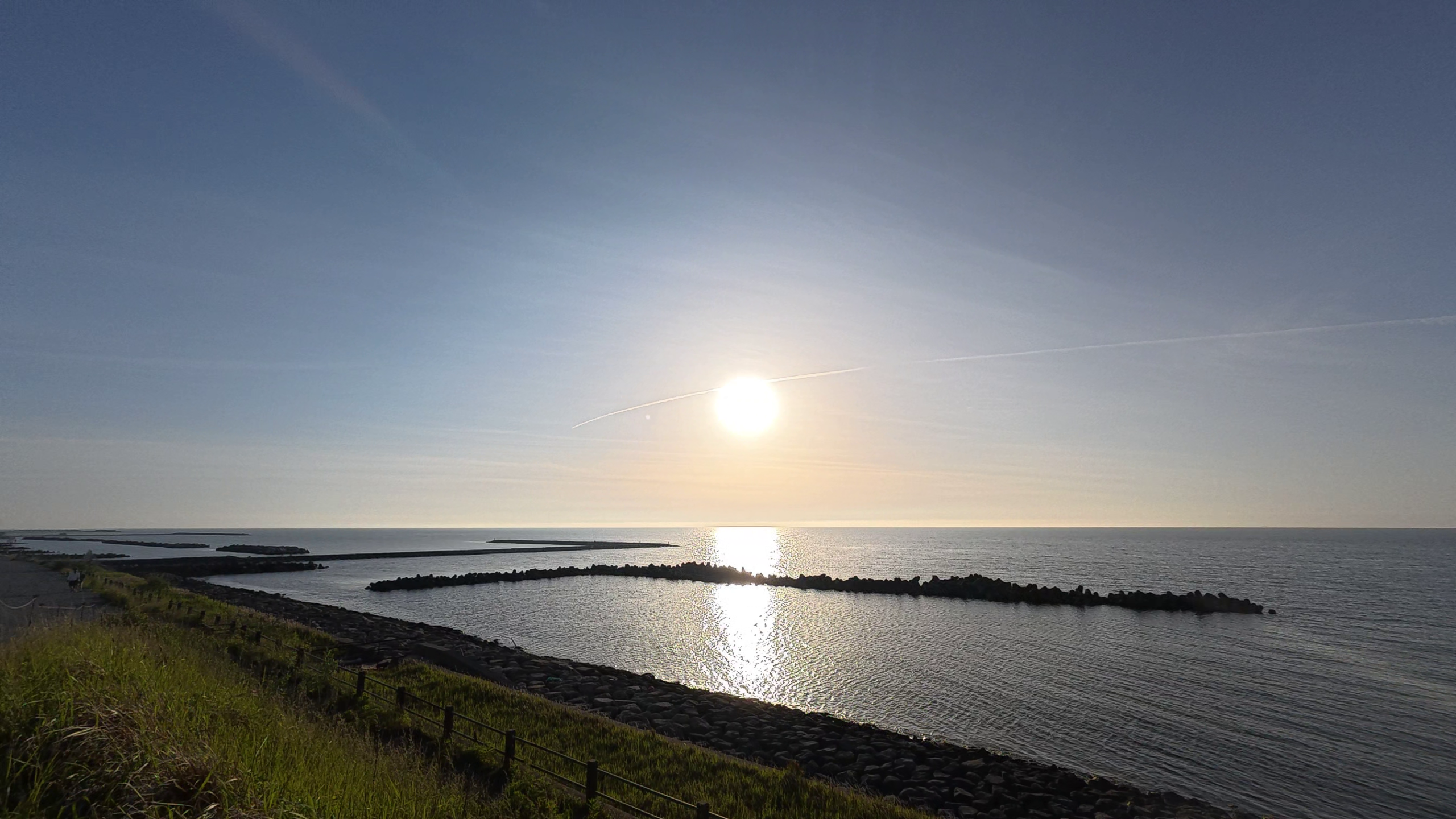 日本海に沈む夕日と防波堤 - 新潟出張ラン旅ランコースの絶景ポイント
