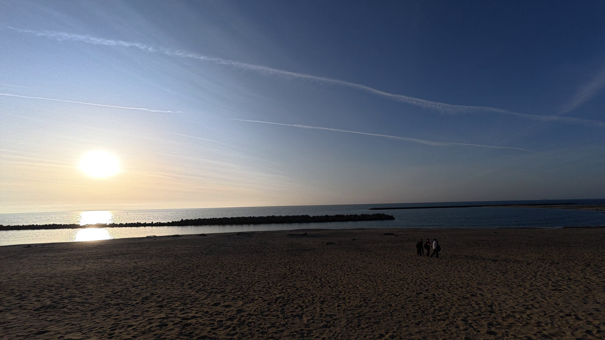 夕暮れの関屋浜砂浜と日本海の夕日 - 新潟旅ランで出会った最高の一枚