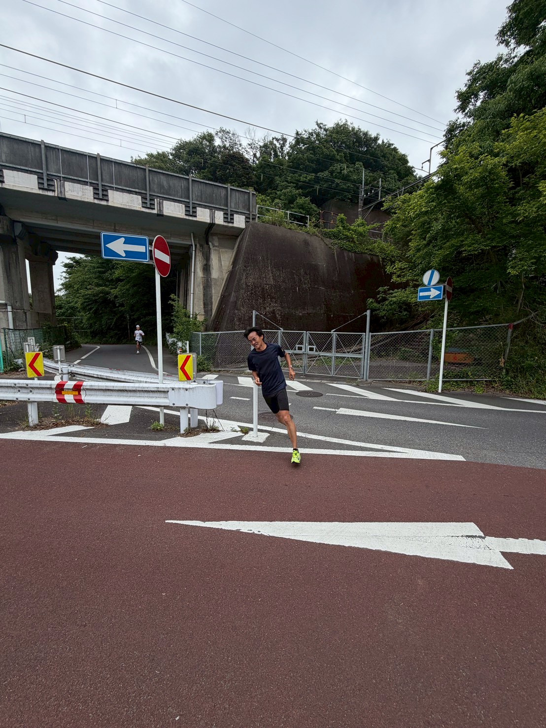 松戸市内の周回コースで2.3kmレペティションを走るランナー - サブエガ向けスピード持久力練習