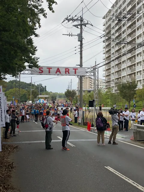 流山ロードレース10kmのスタート直後のランナー集団