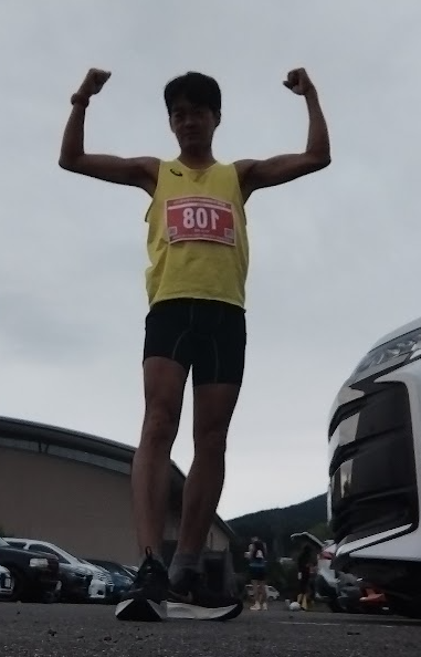 会津磐梯山ウルトラマラソン100km スタート直前にポーズを決めるバナナぴろし(午前5時、スタート前の気合い)