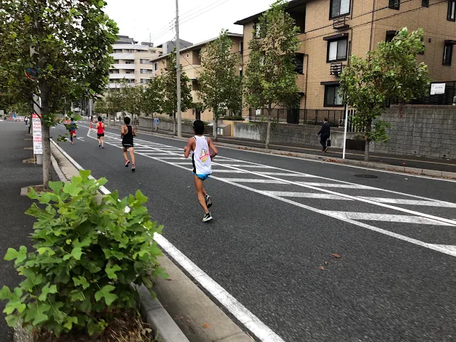 背中にバナナを背負って走る流山ロードレース10kmのレース中写真