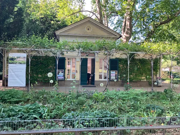 フランクフルト・アーティストクラブ。緑に囲まれた小さな展示館で静かな時間が流れていた。