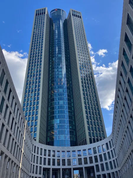 PwCの高層オフィスビル。近未来的な構造に圧倒される都市建築の真髄。