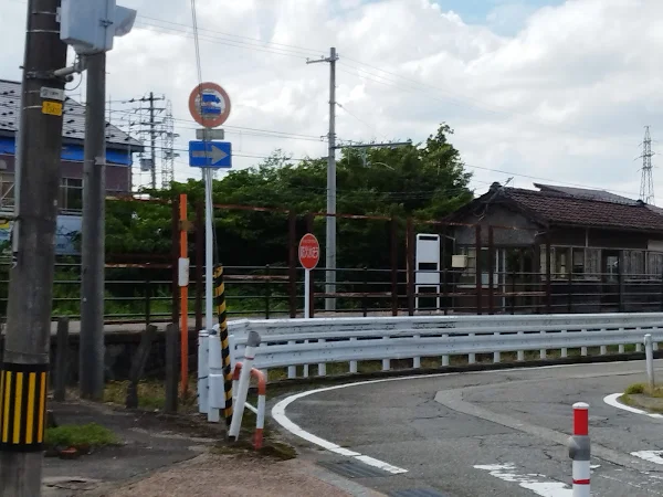 上滝駅周辺の住宅街と交差点、立山駅へ向けて登りが始まるエリア