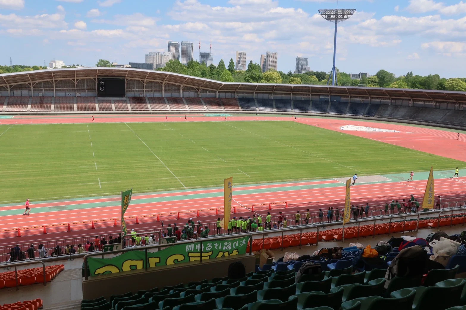 柏の葉公園総合競技場の全景 - リレーマラソン開催中のトラックとスタンド