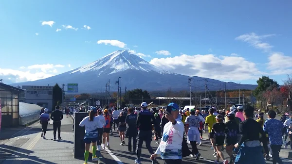 富士山マラソン2024 河口湖畔 スタート直後 大勢のランナー