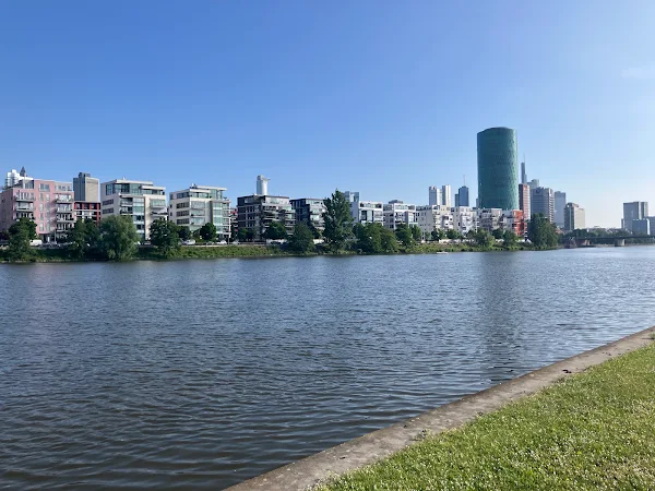 フランクフルトの高層ビル群とモダンな住宅街。川沿いの景色と都市の融合が美しい。