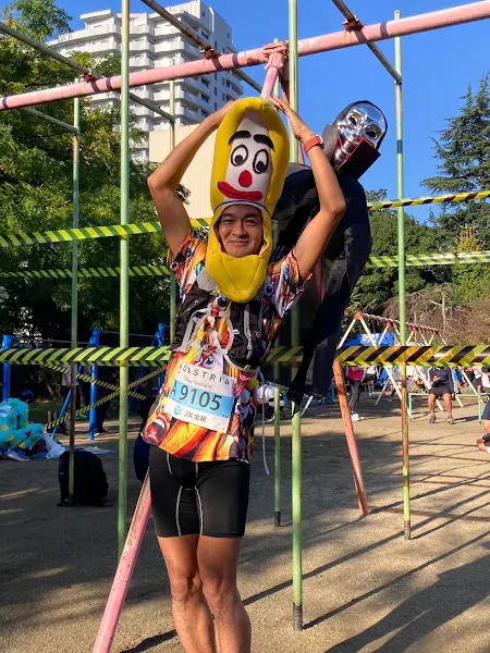 水戸黄門漫遊マラソン2024—バナナとお化けの仮装でスタートを待つバナナぴろし