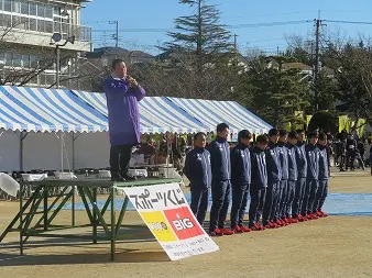 第31回新春我孫子市マラソン大会の開会式で中央学院大学関係者が挨拶を行う様子 - 第29章