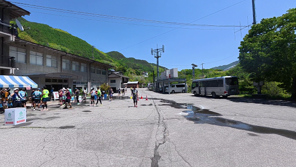 野辺山ウルトラマラソン熱中症発症後のエイドステーション映像｜40〜50km区間で首筋を冷やして回復