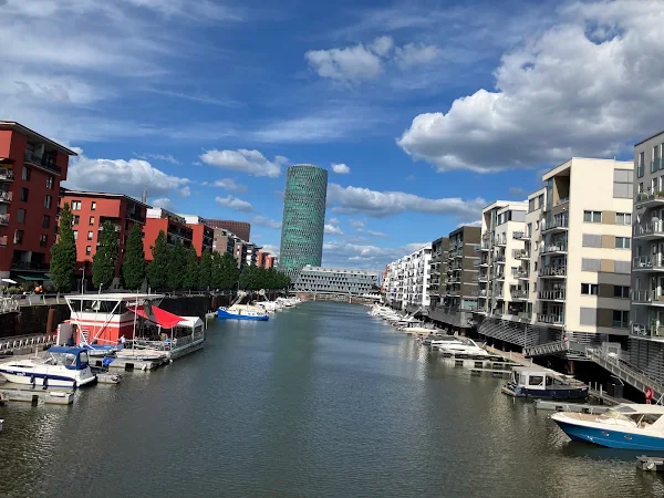ウェストハーフェン（Westhafen）地区。運河沿いのモダンな建築が並び、ボートも多数停泊。まるで水の都のような景観。