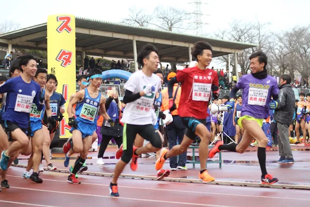 松戸市七草マラソン大会10kmのスタート直後。招待選手と市民ランナーが競技場トラックから一斉に走り出す様子 - 第28章