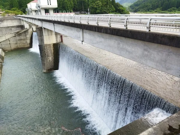 常願寺川にかかるダムの堰堤から流れ落ちる水流、迫力ある人工物と自然の融合