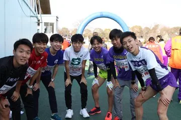 松戸市七草マラソン大会の招待選手集合写真。スタート前に並ぶ大学生ランナーたち - 第28章