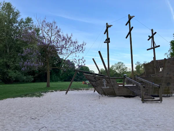 Kiessee湖そばの船の遊具と公園