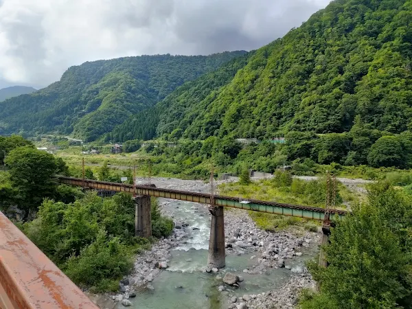常願寺川にかかる鉄橋、緑に囲まれた渓谷の風景
