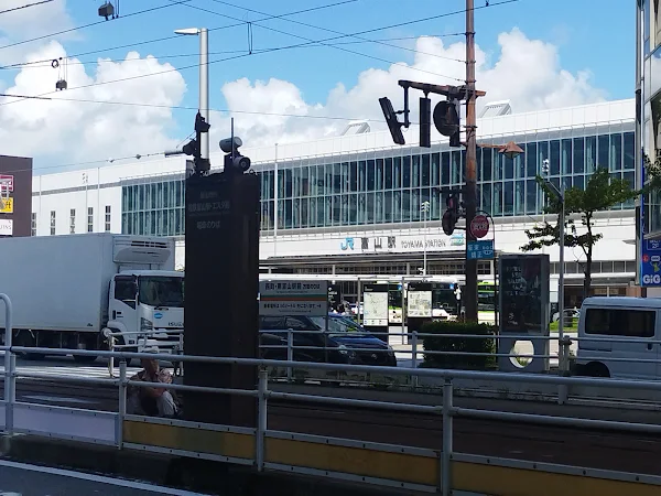 JR富山駅前からスタート、路面電車が走る市街地を抜けるランニング序盤