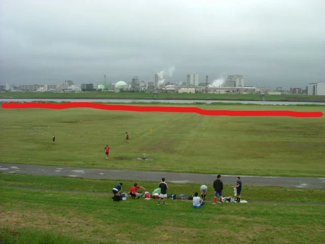 芝生グラウンド脇の川沿いを往復して行った30kmビルドアップ走のコース風景