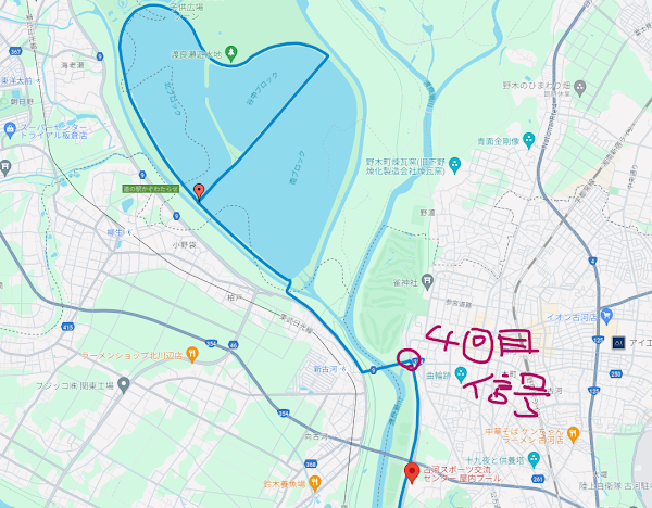 夕日に輝く谷中湖（渡良瀬遊水地）の広大なランニングコース
