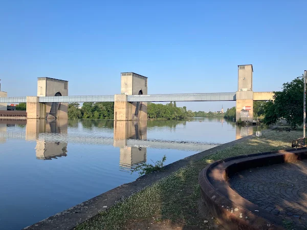 堰と水門が見える印象的な風景。フランクフルトのインフラの力強さと静けさが共存する場所。