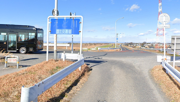 江戸川沿いのランニングコース途中にある信号のない道路横断ポイント