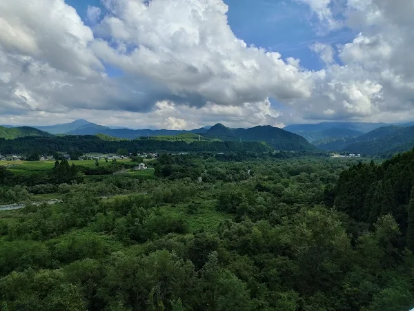立山町の山々と谷間の風景、遠くに見える集落と青空のコントラスト
