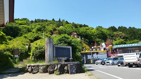 ロープウェイ乗り場の建物。補給や休憩ができる最終チェックポイント