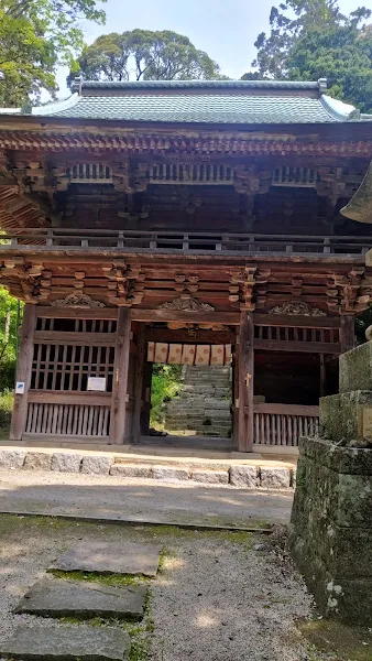 薬王院境内の石段。トレーニングを兼ねて登るのもおすすめ