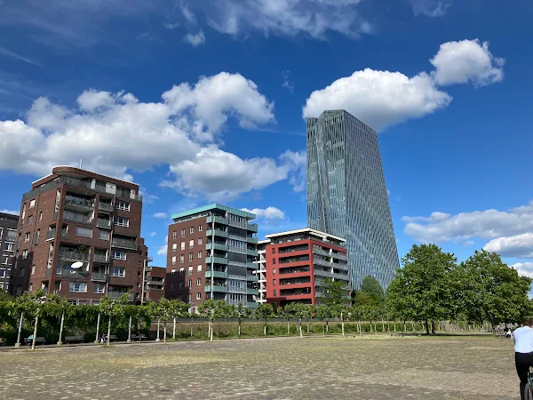 ECB（欧州中央銀行）のガラス張りビルと周辺の住宅街。モダン建築の象徴。