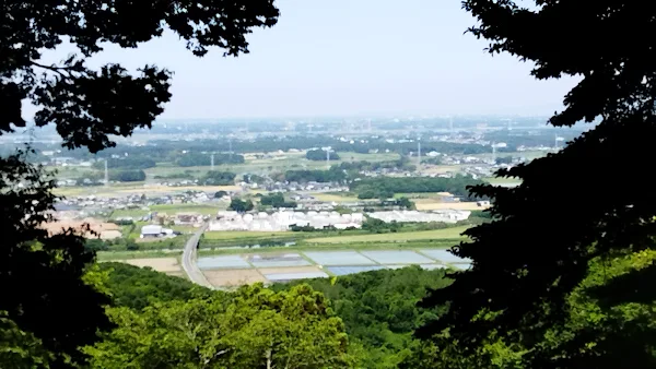 薬王院の山門。ここを過ぎれば最初の上りのピークが近い