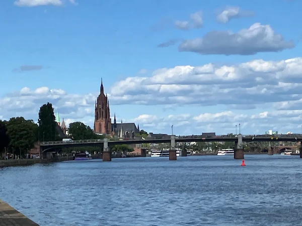 フランクフルト大聖堂（Dom）をライン川越しに望む景色。空と街のバランスが絶妙