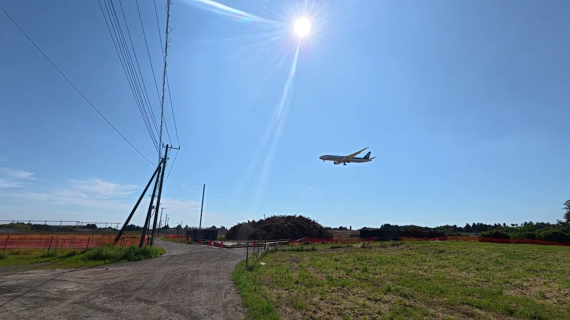 成田空港へ着陸する飛行機が頭上を通過 — 松戸成田61km走 ゴール直前の絶景