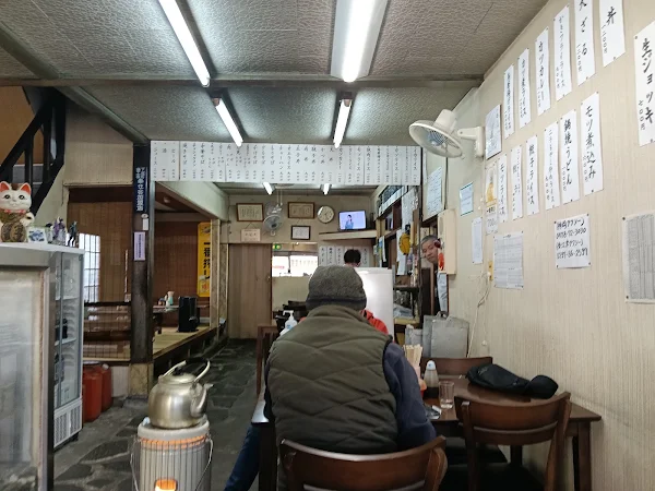 滑川駅近くにある壁一面にお品書きが貼られた昭和レトロな雰囲気の食堂内観