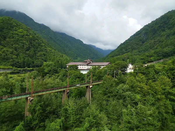 立山駅周辺の山々と宿泊施設、ゴール地点の風景
