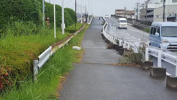 200mのフラットと200mの坂が連続する一直線コース。鬼練に使用している実際の練習環境