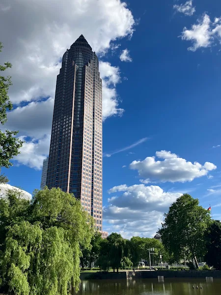 メッセタワー（Messeturm）。三角の屋根が特徴の超高層ビルで、フランクフルトのランドマーク的存在。