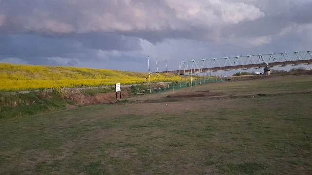 河川敷に広がる芝生エリア。30kmの壁対策として芝生ランニングを行った実践場所 - 第38章