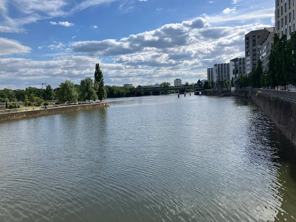 ウェストハーフェン（Westhafen）地区。運河沿いのモダンな建築が並び、ボートも多数停泊。まるで水の都のような景観。