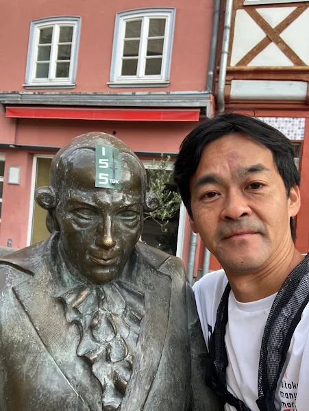 ゲッティンゲン旧市街の銅像と旅ラン記念ショット