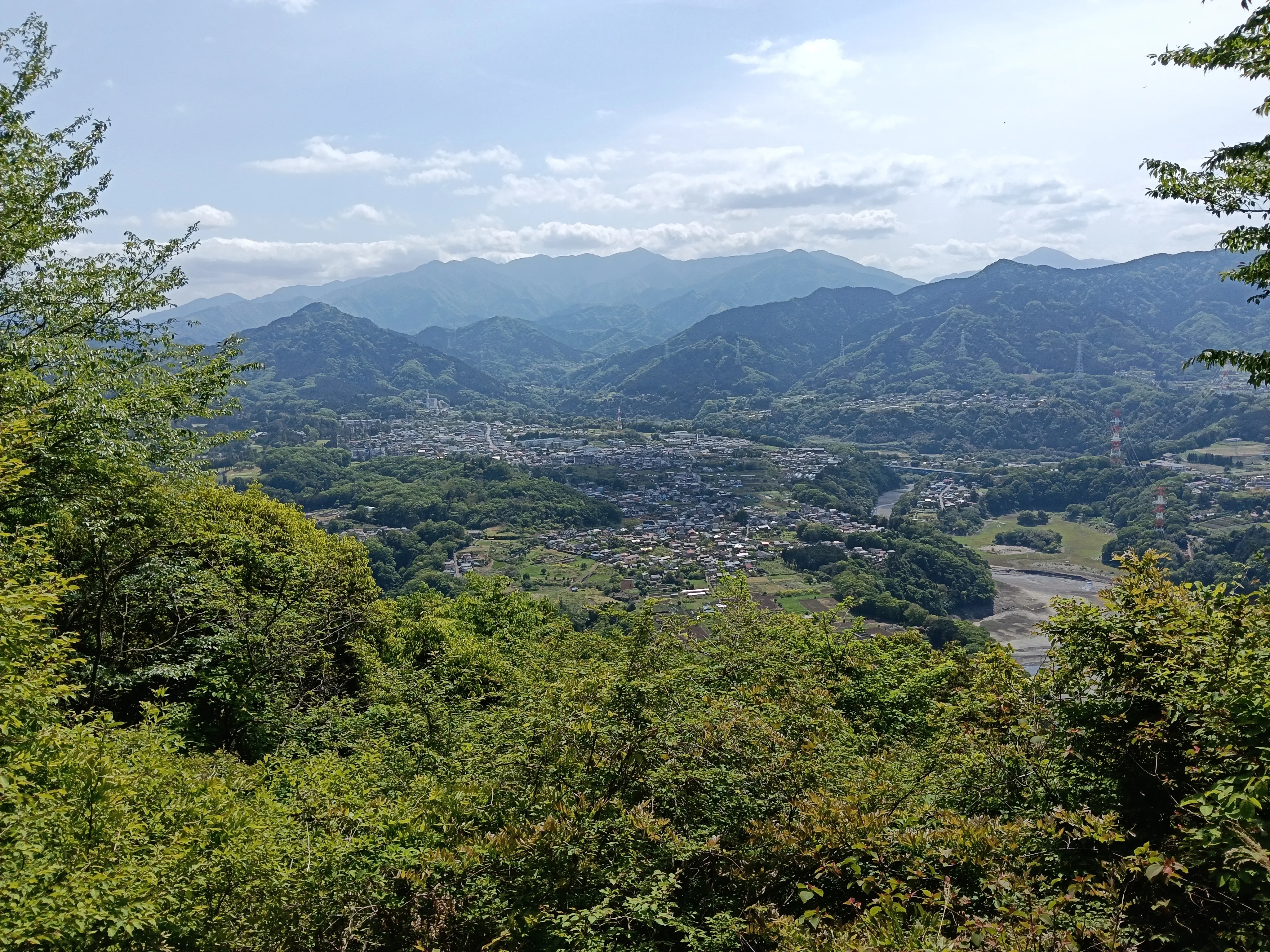 陣馬山山頂付近からのパノラマ展望 — 谷の街並みと山々の絶景