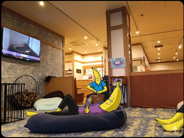 温泉施設内の落ち着いた照明の休憩室で、バナナのキャラクターがクッションに寝そべって本を読んだり、後ろでカゴを持って待機したりしてリラックスしている様子。