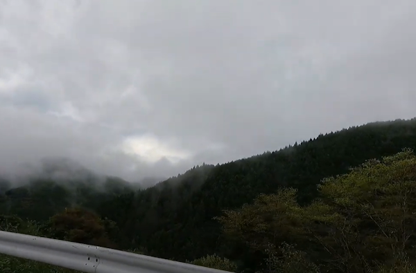 みなの天空ウルトラマラソン曇りの山