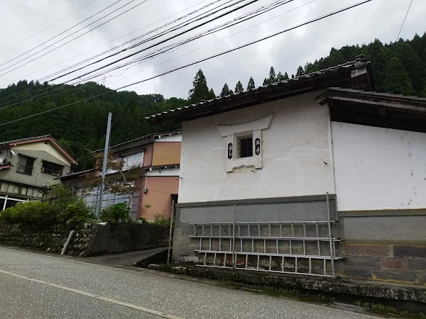 立山町の古い蔵と住宅街、歴史を感じる街並み